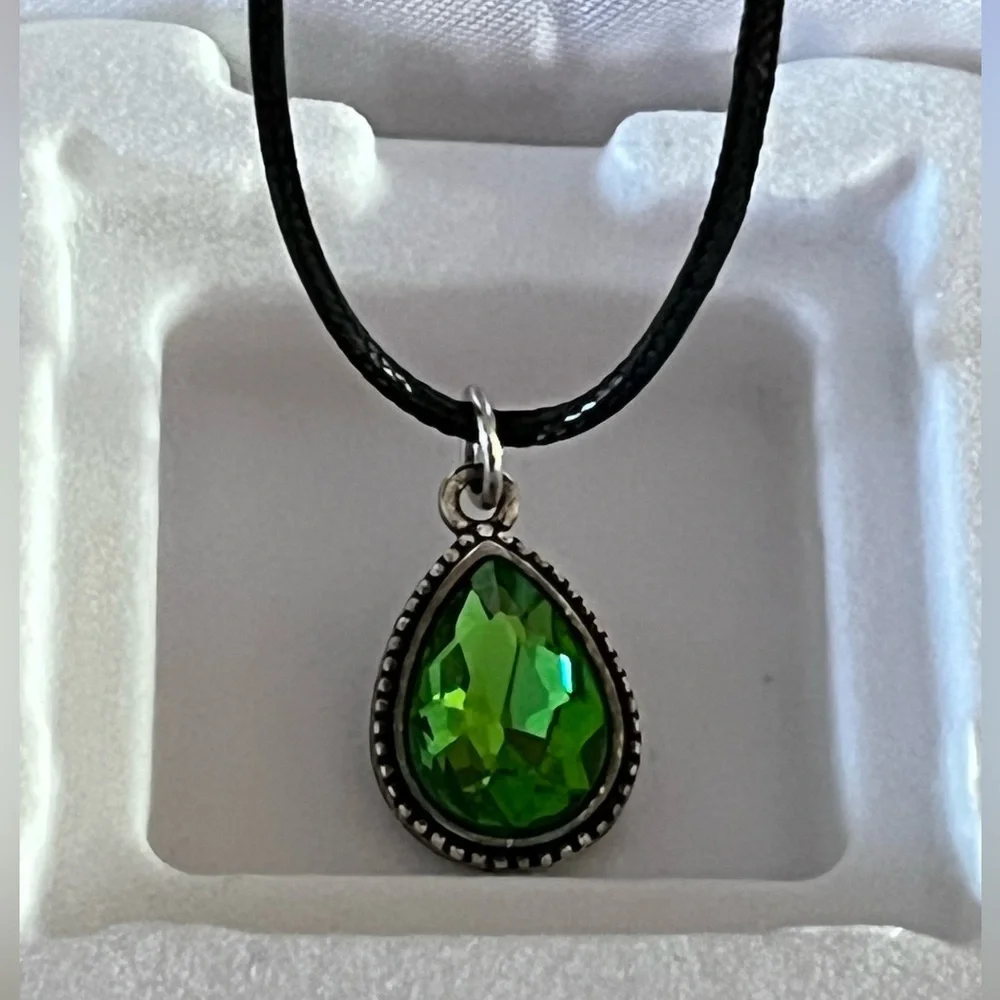Elegant Green Teardrop Pendant Necklace- black leather cord. New. - Picture 2 of 6